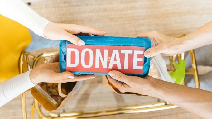 <strong>અન્યને મદદ કરો</strong> : સારી વ્યક્તિ તે છે જે બીજાને મદદ કરે છે. 2025માં તમે એક સંકલ્પ લઈ શકો છો કે તમે કોઈને કોઈ રીતે સમાજ માટે યોગદાન કરશો. આ દાન, સમાજ સેવા અથવા કોઈને મદદ કરવાના સ્વરૂપમાં હોઈ શકે છે. અન્યની મદદથી તમે આધ્યાત્મિક સંતોષ અને ખુશી પ્રાપ્ત કરી શકશો. (Photo Source: Pexels)