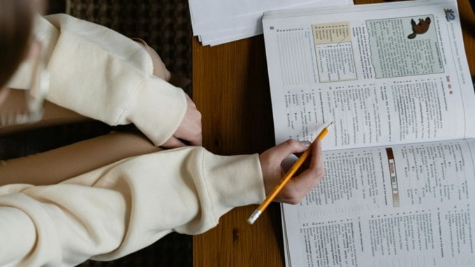 <strong>અભ્યાસ અને કારકિર્દી પર ધ્યાન આપો</strong> : જો તમે તમારા શિક્ષણ અથવા કારકિર્દીમાં આગળ વધવા માંગો છો, તો તમે નવા વર્ષમાં તમારી જાતને વચન આપી શકો છો કે તમે તમારા અભ્યાસ પર ધ્યાન કેન્દ્રિત કરશો અને તમારા કારકિર્દીના લક્ષ્યોને પ્રાપ્ત કરવા માટે યોગ્ય દિશામાં કામ કરશો. આ તે સમય છે જ્યારે તમે નવા અભ્યાસ શરૂ કરી શકો છો અથવા તમારી કારકિર્દીમાં નવી તકો શોધી શકો છો. (Photo Source: Pexels)