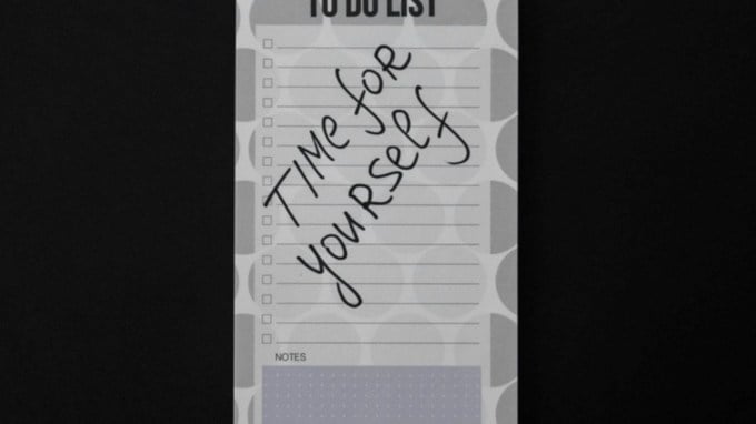 <strong>તમારા માટે સમય કાઢો </strong>: પોતાની જાતને સમય આપવો પણ ખૂબ જરૂરી છે. 2025માં તમે તમારી જાતને વચન આપી શકો છો કે તમે તમારા માટે સમય કાઢશો. સારું પુસ્તક વાંચવાનો, એકાંતમાં ચાલવાનો કે પછી કોઈ શોખ કરવાનો સમય છે, તે તમારા માનસિક અને ભાવનાત્મક સંતુલન માટે ફાયદાકારક રહેશે.(Photo Source: Pexels)