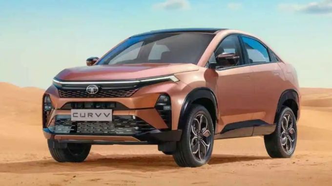 <strong>Tata Curvv EV : ટાટા કર્વ ઇવી</strong><br>ટાટા મોટર્સે તેની પાંચમી ઇલેક્ટ્રિક કાર ટાટા કર્વ ઇવીની લોન્ચ સાથે ભારતમાં પરવડે તેવા ઇલેક્ટ્રિક વાહનોમાં તેની લીડ જાળવી રાખી છે. ટાટા કર્વ ઇવી બે બેટરી વિકલ્પો સાથે આવે છે: 45 kWh અને 55 kWh. 45 kWh વેરિઅન્ટ 147.5 બીએચપી અને 215 એનએમ ટોર્ક જનરેટ કરે છે, જે 9 સેકન્ડમાં 0થી 100 કિમી પ્રતિ કલાકની સ્પીડ પકડે છે. 55 kwh વર્ઝન 165 બીએચપી અને 215 એનએમ સાથે પરફોર્મન્સમાં વધારો કરે છે, જે માત્ર 8.6 સેકન્ડમાં 100 કિમી પ્રતિ કલાકની ઝડપે પહોંચી જાય છે. રેન્જની વાત કરીએ તો ટાટા મોટર્સનો દાવો છે કે 45 kWh વર્ઝન 502 કિમીનું છે, જ્યારે 55 kWh વેરિએન્ટ ફુલ ચાર્જ પર 585 કિમી ચાલે છે. ટાટા કર્વ ઇવી કારની કિંમત 17.49 લાખ રૂપિયા થી 21.99 લાખ રૂપિયા એક્સ શોરૂમ છે. (Photo: Tata Motors)