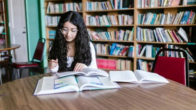 <strong>Simp</strong><br>વર્ષ 2024માં સોશિયલ મીડિયા પર સિમ્પ શબ્દનો ઘણો ઉપયોગ થયો હતો. તેનો અર્થ સરળ અથવા નિર્દોષ વ્યક્તિ થાય છે. (Photos: Pexels)