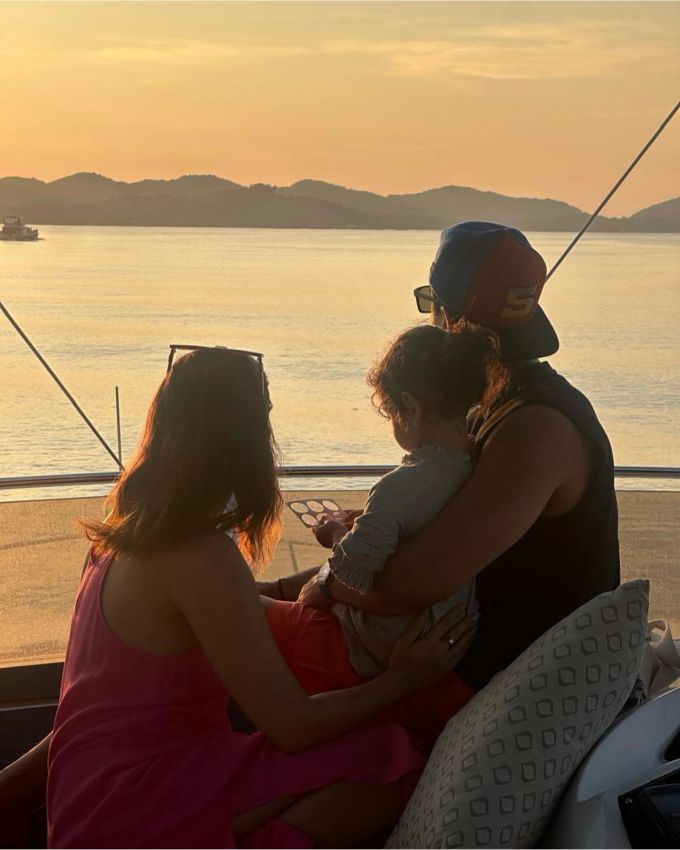 ફોટો ડમ્પમાં તેની બહેન શાહીન ભટ્ટ, માતા સોની રાઝદાન, સાસુ નીતુ કપૂર અને ભાભી રિદ્ધિમા કપૂર સાહની સાથે આલિયા ભટ્ટની સેલ્ફી પણ હતી. કપૂર અને ભટ્ટ ફેમિલી ઘણીવાર એકબીજાના જન્મદિવસો અને તહેવારો સહિત વિવિધ પ્રસંગોએ ભેગા થાય છે. 