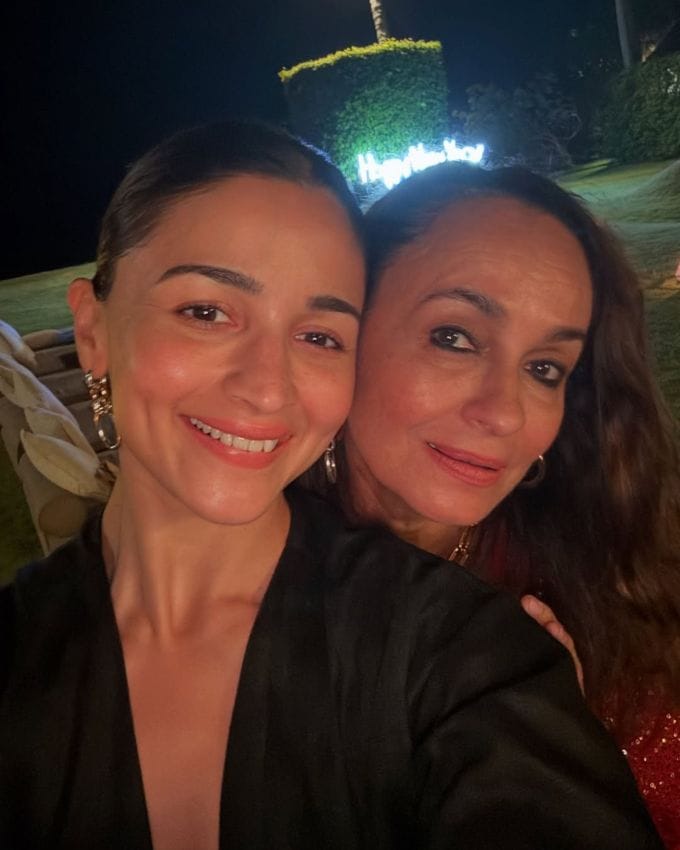 <a href="https://gujarati.indianexpress.com/about/alia-bhatt/" data-type="URL" data-id="https://gujarati.indianexpress.com/about/alia-bhatt/">આલિયા ભટ્ટ</a> અને રણબીર કપૂર  વર્ક ફ્રન્ટની વાત કરીએ તો રણબીર કપૂર અને આલિયા ભટ્ટ સંજય લીલા ભણસાલીની લવ એન્ડ વોરમાં આગામી ફિલ્મમાં જોવા મળશે. આ ફિલ્મમાં વિકી કૌશલ પણ લીડ રોલમાં છે.