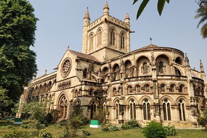<strong>ઓલ સેન્ટ્સ કેથેડ્રલ | All Saints Cathedral</strong><br>ઓલ સેન્ટ્સ કેથેડ્રલ, જેને સ્ટોન ચર્ચ તરીકે પણ ઓળખવામાં આવે છે, તે ગોથિક શૈલીનું ચર્ચ છે, જે બ્રિટિશ કાળનો ઐતિહાસિક વારસો છે. આ ચર્ચ પ્રયાગરાજના મુખ્ય સ્થળોમાંનું એક છે, જે તેના સ્થાપત્ય અને ધાર્મિક મહત્વ માટે પ્રખ્યાત છે. (Photo Souce: tourmyindia.com)