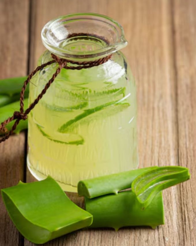 <strong>નાળિયેર તેલ અને એલોવેરા </strong>: એલોવેરા જેલને નાળિયેર તેલમાં ઉમેરીને મિક્સ કરી શકાય છે. તેને તમારા હોઠ પર લગાવો અને 10 મિનિટ પછી ધોઈ લો. તે હોઠ ફાટતા ઘટાડવામાં ફાયદાકારક છે અને તેની ઠંડકની અસર છે. 