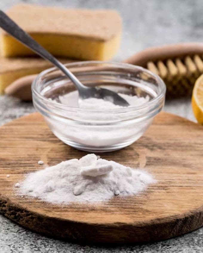 <strong>બેકિંગ સોડા :</strong> બેકિંગ સોડાને થોડા પાણીમાં મિક્સ કરી શકાય છે. તેને શરીરના એવા ભાગો પર લગાવો કે જેઓ ખૂબ પરસેવો કરે છે. થોડી વાર પછી તેને ધોઈ લો. જે પરસેવાની ગંધ દૂર કરવામાં મદદ કરશે.