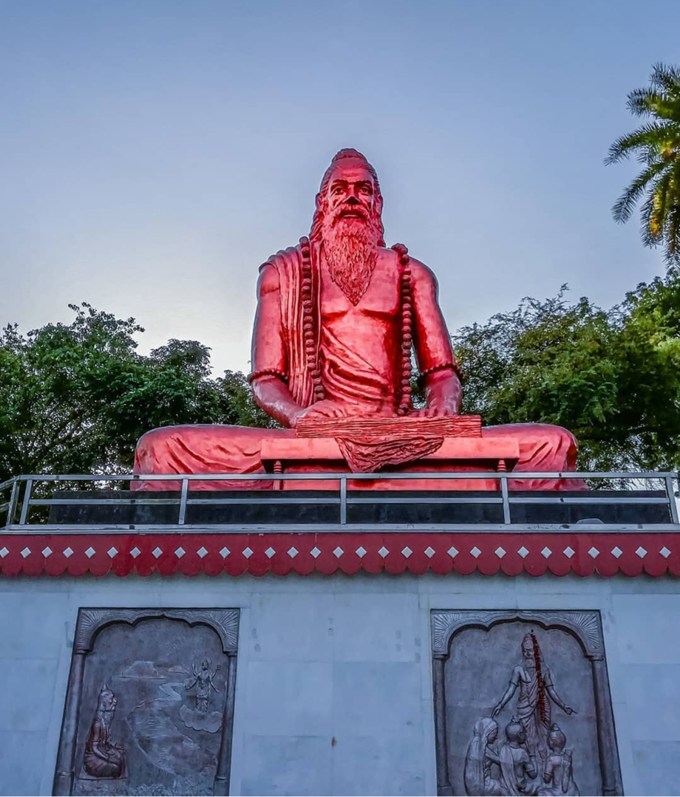 <strong>ભારદ્વાજ આશ્રમ | Bharadwaj Ashram</strong><br>ભારદ્વાજ આશ્રમ કોલોનીગંજ, પ્રયાગરાજમાં સ્થિત છે. આ આશ્રમની સ્થાપના મહર્ષિ ભારદ્વાજ દ્વારા કરવામાં આવી હતી અને અહીં ભગવાન શિવના પ્રસિદ્ધ શિવલિંગની પૂજા કરવામાં આવે છે. આ સ્થળ ભારતીય સંસ્કૃતિ અને ધાર્મિકતાને સમજવા માટે ખાસ કરીને કુંભ મેળા દરમિયાન એક મહત્વપૂર્ણ કેન્દ્ર છે. (Photo Source: thekumbhmelaindia.com)