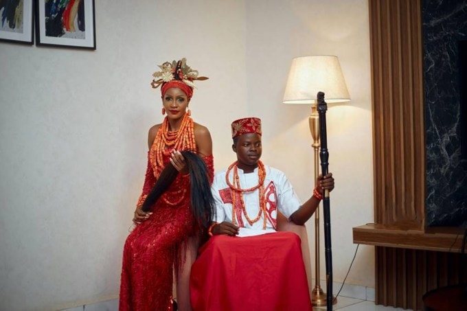 તમને આ સાંભળીને થોડી નવાઈ લાગશે પરંતુ આ વાત સાચી છે કે લગ્નની પ્રથમ રાત્રે દુલ્હનની માતા પણ તેના જમાઈ અને દીકરી સાથે સૂઈ જાય છે. (Photo: Pexels)