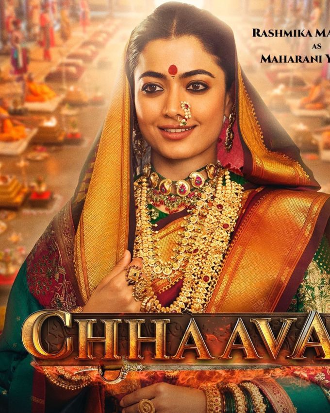 <strong>છાવા રશ્મિકા મંદાના લુક :</strong> પોસ્ટરમાં<a href="https://gujarati.indianexpress.com/about/rashmika-mandanna/" data-type="URL" data-id="https://gujarati.indianexpress.com/about/rashmika-mandanna/"> રશ્મિકા મંદન્ના</a> હસતી જોવા મળી રહી છે. આ નવા લૂકમાં રશ્મિકા હેવી જ્વેલરી સાથે કોઈને જોઈ રહી છે. બીજી તસવીર પણ છે, જેમાં રશ્મિકા ખૂબ જ ગંભીર દેખાઈ રહી છે. 