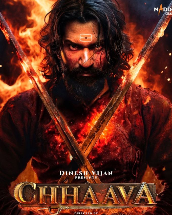 <strong>છાવા વિકી કૌશલ લુક </strong>: છાવા ફિલ્મના પોસ્ટરમાં વિકી કૌશલ સિંહાસન પર બેઠો જોવા મળે છે. તે મરાઠા સામ્રાજ્યના ઈતિહાસ અને ગૌરવને સિનેમાના પડદા પર લાવવા તૈયાર લાગે છે. વિકી કૌશલ આ ફિલ્મને લઈને ખૂબ જ ઉત્સાહિત છે, તેણે સંભાજી મહારાજનું પાત્ર ભજવવા માટે ઘણી મહેનત કરી છે.