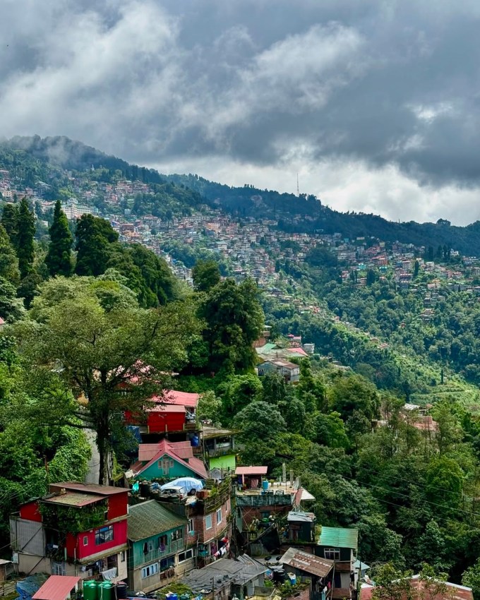 <strong>How To Reach Darjeeling : દાર્જિલિંગ કેવી રીતે પહોંચવું?</strong><br>દાર્જલિંગ પશ્ચિમ બંગાળમાં ઉત્તર તરફ આવેલું સુંદર હિલ સ્ટેશન છે. દાર્જલિંગ પહોંચવા માટે વિમાન, બસ, ટ્રેન ઉપલબ્ધ છે, તમે પર્સનલ કાર મારફતે પણ અહીં શકો છો. જો તમે ટ્રેન દ્વારા દાર્જિલિંગ જવાનું વિચારી રહ્યા છો, તો પહેલા તમારે ન્યુ જલપાઇગુડી રેલ્વે સ્ટેશન પર આવવું પડશે. અહીંથી તમે બસ કે કાર મારફતે સીધા દાર્જિલિંગ પહોંચી શકો છો. દાર્જલિંગની નજીકનું એરપોર્ટ બાગડોગરા એરપોર્ટ છે. આ એરપોર્ટ સિલીગુડી નજીક છે. અહીંથી તમે બસ અથવા કાર દ્વારા લગભગ ત્રણ કલાકમાં આરામથી દાર્જિલિંગ પહોંચી શકો છો. તો દાર્જલિંગની નજીકનું રેલવે સ્ટેશન ન્યુ જલપાઇગુડી રેલ્વે સ્ટેશન છે, જે 70 કિમી દૂર છે. (Photo: Social Media)