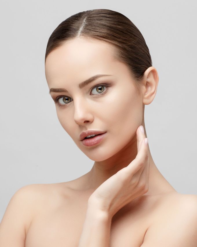 ગ્લોસી સ્કિન (Glowing Skin)દરેકની ઈચ્છા હોય છે. ત્વચાને નિખારવા માટે ઘણા ઘરેલું ઉપચાર અપનાવવામાં આવે છે, જેમાંથી રાઇસ ફેસ માસ્ક (Rice Face Mask) ખૂબ જ લોકપ્રિય છે. ચોખામાં હાજર એન્ટી-ઓક્સિડન્ટ્સ અને વિટામિન્સ ત્વચાને કુદરતી ચમક આપે છે. આ ફેસ માસ્ક ઘરે સરળતાથી બનાવી શકાય છે. ચાલો જાણીએ તેને બનાવવાની અને ઉપયોગ કરવાની સાચી રીત.