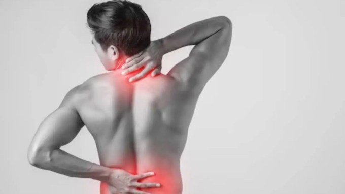 <strong>સ્નાયુમાં દુખાવો</strong><br>આ વાયરસથી સંક્રમિત લોકોને શરીરમાં દુખાવો થઈ શકે છે. ખાસ કરીને સ્નાયુઓમાં દુખાવો અને તાણ અનુભવી શકાય છે. (તસવીર: Freepik)