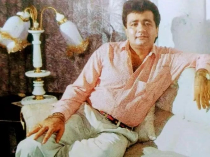 <strong>ગુલશન કુમાર : </strong>1997માં ટી-સિરીઝના સ્થાપક ગુલશન કુમારની ગોળી મારીને હત્યા કરવામાં આવી હતી. આ ઘટનાએ આખા બોલિવૂડને હચમચાવી નાખ્યું હતું. મુંબઈના અંધેરી વિસ્તારમાં એક મંદિર પાસે ગુલશન કુમાર પર ત્રણ માણસોએ હુમલો કર્યો હતો. એવું કહેવાય છે કે ગુલશન કુમારે અંડરવર્લ્ડને ખંડણીના પૈસા આપવાનો ઇનકાર કર્યો હતો, જેના કારણે તેમની હત્યા કરવામાં આવી હતી. (Photo Source: ટી-સિરીઝ)