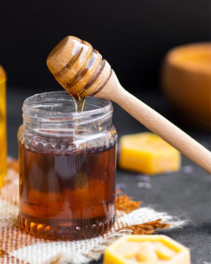 <strong>નાળિયેર તેલ અને મધ :</strong> નાળિયેર તેલમાં મધ ઉમેરીને મિક્સ કરી શકાય છે. તેને તમારા હોઠ પર લગાવો અને 15 મિનિટ માટે રહેવા દો. પછી તેને ધોઈ લો. 