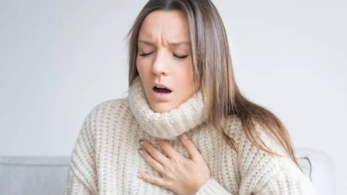 <strong>શ્વાસ લેવામાં તકલીફ</strong><br>આ વાયરસથી સંક્રમિત લોકોને શ્વાસ લેવામાં તકલીફ પડી શકે છે. ખરેખરમાં આવું એટલા માટે થાય છે કારણ કે ફેફસાંમાં સોજો આવે છે. (તસવીર: Freepik)