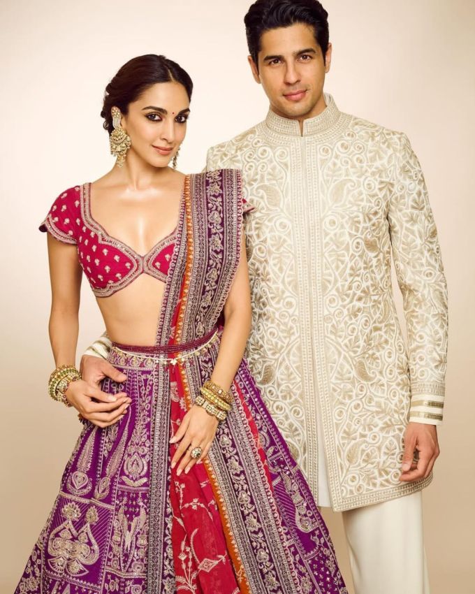 હમ લાખ છુપાયે પ્યાર મગર, દુનિયાને કો પતા ચલ જાયેગા, પર છુપ કે મિલને સે મેં મઝા હે ” આ બોલિવૂડ ગીત અભિનેતા સિદ્ધાર્થ મલ્હોત્રા (Sidharth Malhotra) અને કિયારા અડવાણી (Kiara Advani) ની લવ સ્ટોરી પર એકદમ ફિટ બેસે છે. બંનેની લવસ્ટોરી પણ ફિલ્મી સ્ટાઈલમાં શરૂ થઈ હતી. આ કપલે ગુપ્ત રીતે મળવાની મજા પણ માણી છે. 