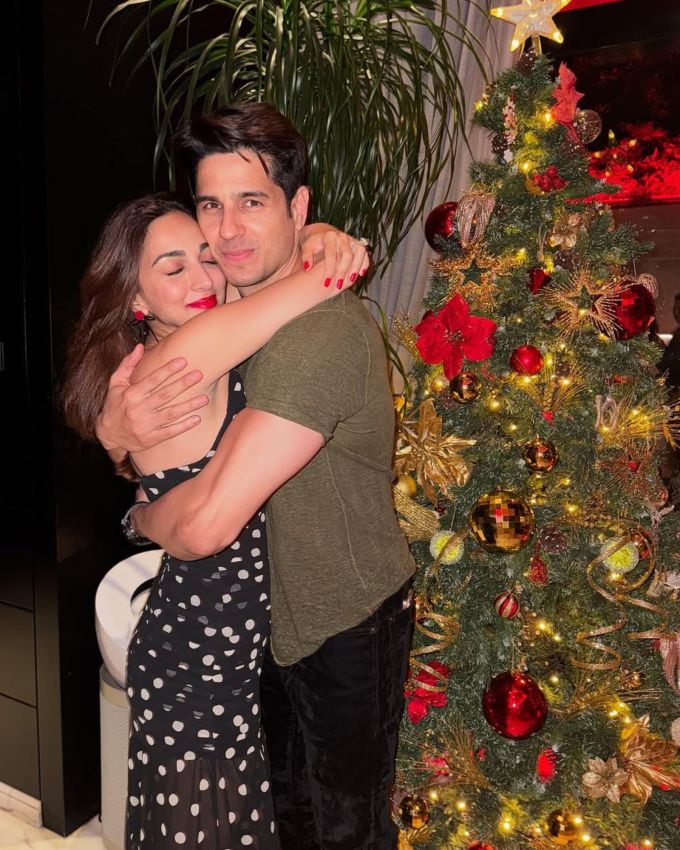 આજે બોલિવૂડ એક્ટર સિદ્ધાર્થ મલ્હોત્રા પોતાનો 40મો જન્મદિવસ (Sidharth Malhotra Birthday) ઉજવી રહ્યો છે. સિદ્ધાર્થની ગણતરી બોલિવૂડ ઈન્ડસ્ટ્રીના હેન્ડસમ હંક એક્ટર્સમાં થાય છે. સિદ્ધાર્થનો જન્મ 16 જાન્યુઆરી 1985ના રોજ દિલ્હીમાં થયો હતો અને અહીંથી જ તેણે પ્રાથમિક શિક્ષણ અને કોલેજનું શિક્ષણ મેળવ્યું હતું. અભ્યાસ બાદ સિદ્ધાર્થે મોડલિંગની દુનિયામાં પ્રવેશ કર્યો. મોડલિંગ બાદ તેણે ફિલ્મી દુનિયામાં પ્રવેશ કર્યો. અભિનયની દુનિયામાં પોતાની ઓળખ બનાવતી વખતે, અભિનેતાને તેનો આત્મા સાથી પણ મળ્યો. તેણે પોતાનું દિલ અભિનેત્રી કિયારા અડવાણીને આપી દીધું. અહીં જાણો સિદ્ધાર્થ અને કિયારાની લવ સ્ટોરી ક્યારે, ક્યાં અને કેવી રીતે શરૂ થઈ?