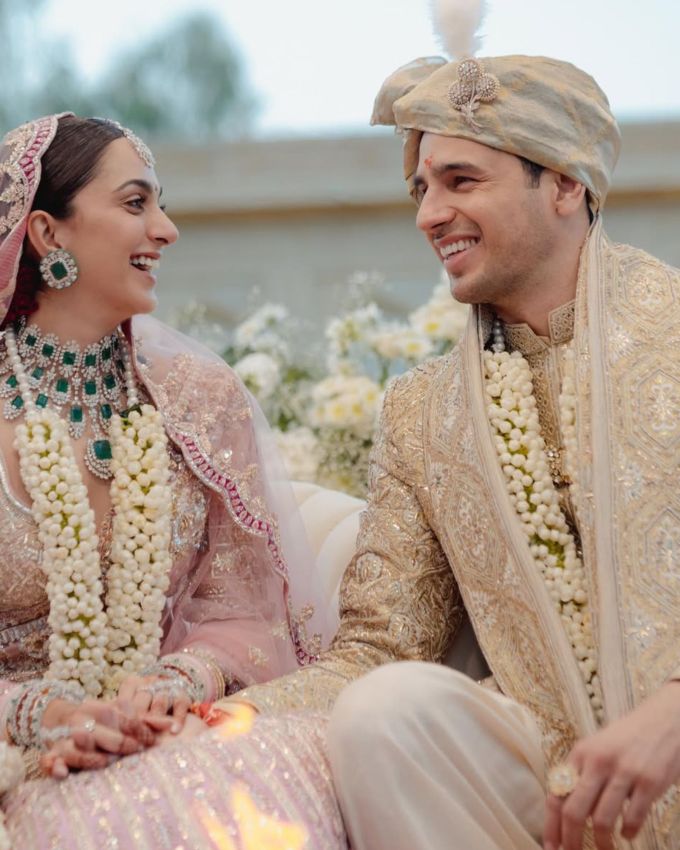 સિદ્ધાર્થ મલ્હોત્રા અનેકિયારા અડવાણીએ વર્ષ 2023માં એકબીજા સાથે લગ્ન કર્યા હતા. વર્ષ 2023 માં રોઝ ડે નિમિત્તે, 7 ફેબ્રુઆરીએ, બંનેએ જેસલમેરના સૂર્યગઢ પેલેસમાં સાત ફેરા લીધા હતા. બંનેએ ખૂબ જ ખાનગી રીતે લગ્ન કર્યા હતા.