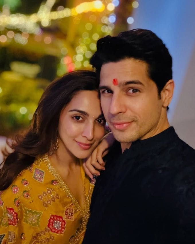 <strong>સિદ્ધાર્થ-કિયારા પહેલીવાર ક્યાં મળ્યા? : </strong>વાસ્તવમાં તેમના અફેર વિશે કોઈને ખ્યાલ નહોતો. તેમની પ્રથમ મુલાકાત વિશે વાત કરીએ તો એવું કહેવાય છે કે તેઓ 'લસ્ટ સ્ટોરી'ની રેપ-અપ પાર્ટીમાં મળ્યા હતા. અહીં જ બંનેએ પહેલીવાર એકબીજાને જોયા હતા.'કોફી વિથ કરણ 7'માં કિયારાએ કહ્યું હતું કે તે એ દિવસને ક્યારેય ભૂલી શકતી નથી. 