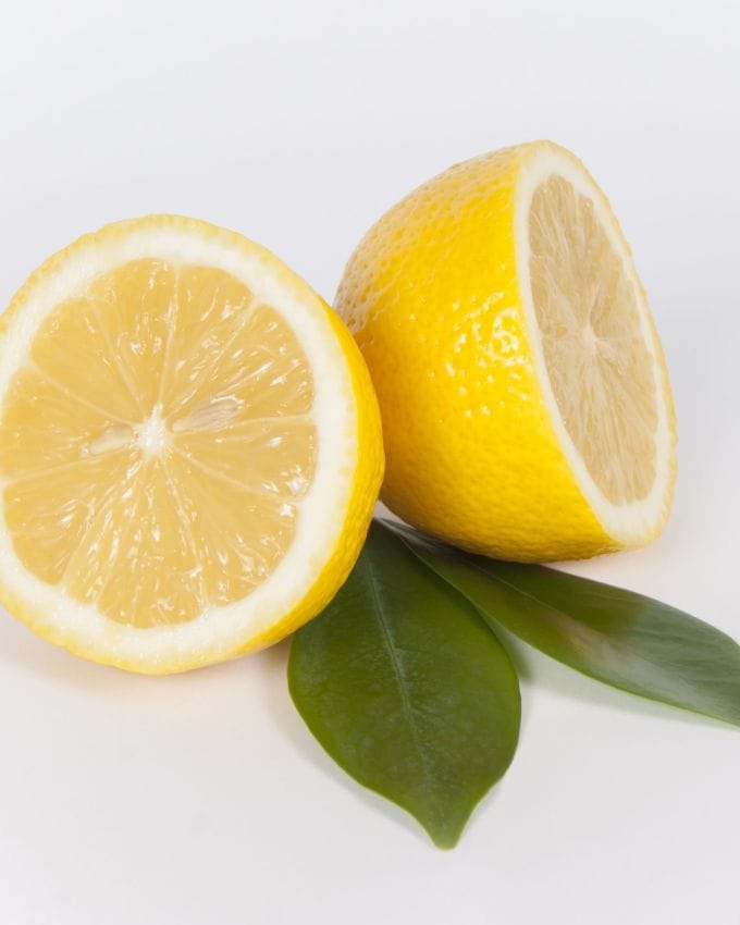 <strong>બટાકા લીંબુ સ્ક્રબ </strong>: છીણેલા બટાકામાં લીંબુના રસના થોડા ટીપા નાખીને મિક્સ કરી શકાય છે. તેને ચહેરા પર લગાવી હળવા હાથે મસાજ કરી શકાય છે. 10 મિનિટ પછી ધોઈ લો. લીંબુ કુદરતી બ્લીચિંગ એજન્ટ છે.