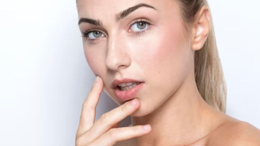 Lips Care Tips | ઠંડીના લીધે તમારા હોઠ ફાટી ગયા છે? આ ટિપ્સ કરશે સમસ્યા દૂર Lips Care Tips | ઠંડીના લીધે તમારા હોઠ ફાટી ગયા છે? આ ટિપ્સ કરશે સમસ્યા દૂર