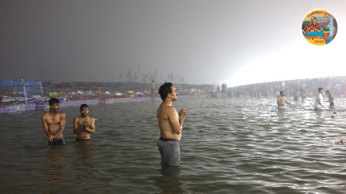 <strong>ત્રિવેણી સંગમનું પવિત્ર જળ</strong><br>મહા કુંભ થી ત્રિવેણી સંગમનું પવિત્ર જળ ઘરે લાવવું ખૂબ જ શુભ માનવામાં આવે છે. આ જળ પૂજા સ્થળ પર રાખો. એવું માનવામાં આવે છે કે આ પાણી ઘરની નકારાત્મક ઉર્જાને દૂર કરે છે અને સકારાત્મકતા લાવે છે. આ સાથે જ ઘરમાં સુખ,શાંતિ અને સમૃદ્ધિ પણ આવે છે. (Photo: Social Media)