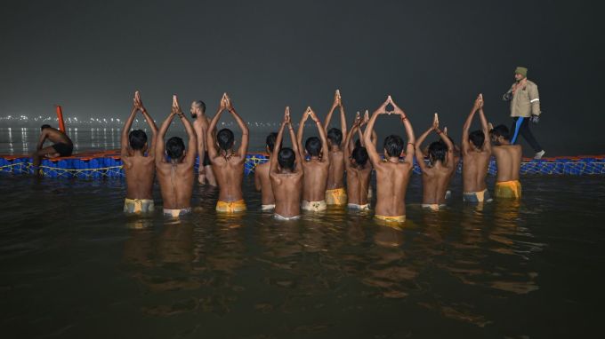 <strong>મહા કુંભ મેળામાં ત્રિવેણી સંગમમાં સ્નાન</strong><br>મહા કુંભ દરમિયાન ખાસ તિથિ પર થતા શાહી સ્નાનનું વિશેષ મહત્વ હોય છે. એવું માનવામાં આવે છે કે આ તિથિઓ પર સ્નાન કરવાથી જીવનની તમામ મુશ્કેલી પરેશાની દૂર થાય છે અને સાધકને ઇચ્છિત ફળ મળે છે. આ ઉપરાંત તેની સાથે જોડાયેલી માન્યતાઓ પણ છે કે જો તમે મહાકુંભમાં જઈ રહ્યા છો તો ત્યાંથી અમુક ખાસ વસ્તુઓ તમારી સાથે ઘરે લાવવાથી જીવનમાં સુખ, શાંતિ અને સમૃદ્ધિ આવે છે. તો આવો જાણીએ મહા કુંભ થી ઘરે લાવવા જેવી શુભ વસ્તુઓ વિશે. (Photo: Social Media)