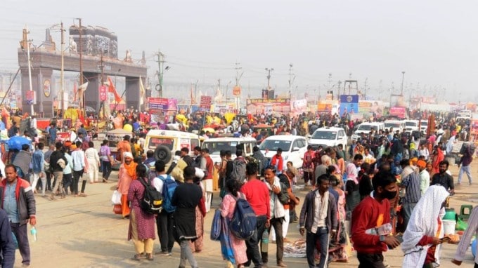 પ્રયાગરાજમાં વાહન પ્રવેશ પ્રતિબંધ, VIP પાસ રદ । પ્રયાગરાજ વિસ્તારમાં તમામ VVIP પાસ રદ કરવામાં આવ્યા છે અને સમગ્ર મહાકુંભા વિસ્તારને નો-વ્હીકલ ઝોન બનાવવામાં આવ્યો છે. જાહેરાત કરી છે તેમજ કુંભ મેળાના ઘાટ પર જતા લોકોના ભારે ધસારાને ધ્યાનમાં રાખીને અને સ્નાન કર્યા બાદ તેઓના સુરક્ષિત પરત ફરવાને ધ્યાનમાં રાખીને, ભક્તો માટેના રસ્તાઓને ઓવરલેપિંગ ટાળવા માટે એક માર્ગમાં ફેરવવામાં આવ્યા છે.