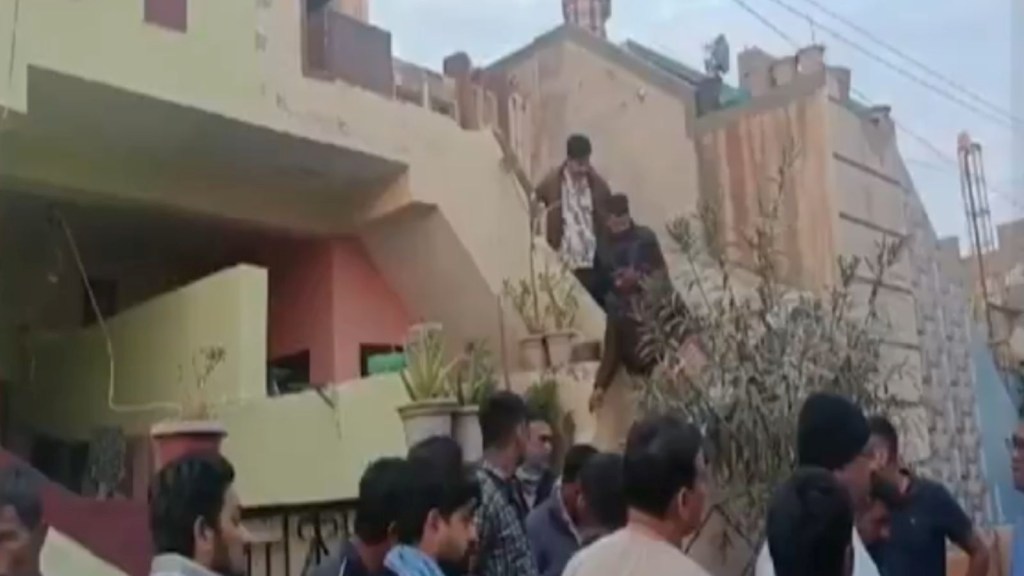 મુન્દ્રામાં સૂર્યનગર સોસાયટીના એક ઘરમાં AC કોમ્પ્રેસરમાં લીકેજ બાદ વિસ્ફોટ, પિતા-પુત્રીનું મોત, માતાની હાલત ગંભીર મુન્દ્રામાં સૂર્યનગર સોસાયટીના એક ઘરમાં AC કોમ્પ્રેસરમાં લીકેજ બાદ વિસ્ફોટ, પિતા-પુત્રીનું મોત, માતાની હાલત ગંભીર