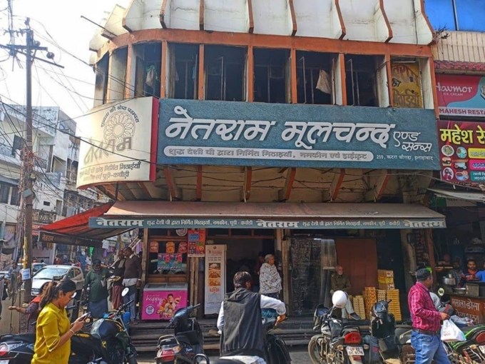 <strong>Netram Moolchand Sweet Shop</strong><br>નેતરામ મુલચંદની દુકાન પર તમને દેશી ઘી ની કચોરી અને શાકભાજી, ચટણી અને રાયતાનો અનોખો સ્વાદ મળશે. અહીંની મીઠાઈઓ પણ ખૂબ જ લોકપ્રિય છે.<br>અવશ્ય ટ્રાય કરો: જલેબી, પુરી કચોરી<br>Price for Two : ₹350<br>Location: 259, ઓલ્ડ કટરા, નેતરામ ચોરા પાસે, પ્રયાગરાજ<br>(Photo Source: Ghumakkad Prayagi/Facebook)