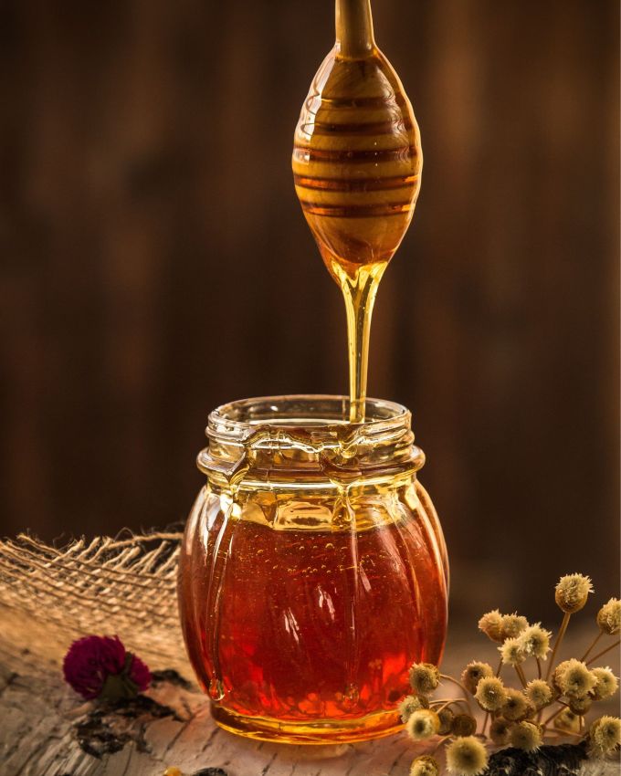 <strong>બટાકા મધ માસ્ક</strong> : નાના બટાકાને બાફી શકાય છે. તેમાં એક ચમચી મધ ઉમેરીને મિક્સ કરી શકાય છે. તેને તમારા ચહેરા પર લગાવો અને 20 મિનિટ માટે રહેવા દો. પછી ઠંડા પાણીથી ધોઈ લો.