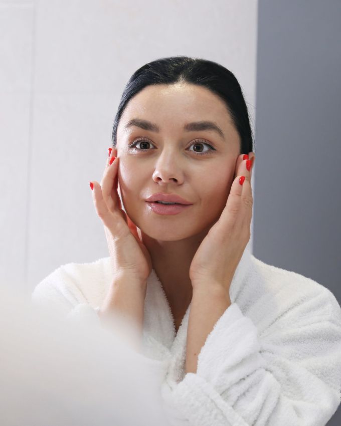 સુંદર અને ગ્લોઈંગ સ્કીન કોને પસંદ નથી ! સુંદર દેખાવા માટે  ઘણા પ્રયત્નો કરવામાં આવે છે, જેમ કે મોંઘી ક્રીમ, કોસ્મેટિક્સ અને પાર્લરનો પણ સહારો લેવામાં આવે છે પરંતુ એમાં ઘણા પૈસા ખર્ચાઈ જાય છે અને સ્કિનમાં એટલો ફર્ક પડતો નથી પરંતુ એના બદલે તમે ઘરેજ તમારા રસોડામાં રહેલ વસ્તુનો ઉપયોગ કરીને ગ્લોઈંગ સ્કિન અને સ્કિનની સંભાળ રાખી શકો છો, એમાં બટાકા જાદુઈ અસર બતાવે છે અહીં બટાકા (Potatoes) નો ઉપયોગ દ્વારા સ્કિન કેરની ટિપ્સ શેર કરી છે,