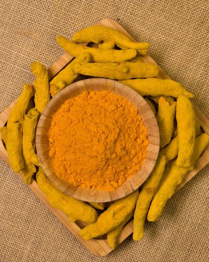 <strong>બટાકા હળદર પાવડર ફેસ માસ્ક</strong> : બટાકાને છીણી લો. તેમાં એક ચપટી હળદર પાવડર ઉમેરીને મિક્સ કરી શકાય છે. ટેન થયેલ સ્કિન પર તેને લગાવો અને 15 મિનિટ માટે છોડી દો. પછી ઠંડા પાણીથી ધોઈ લો. આ ટેન દૂર કરવામાં મદદ કરશે.