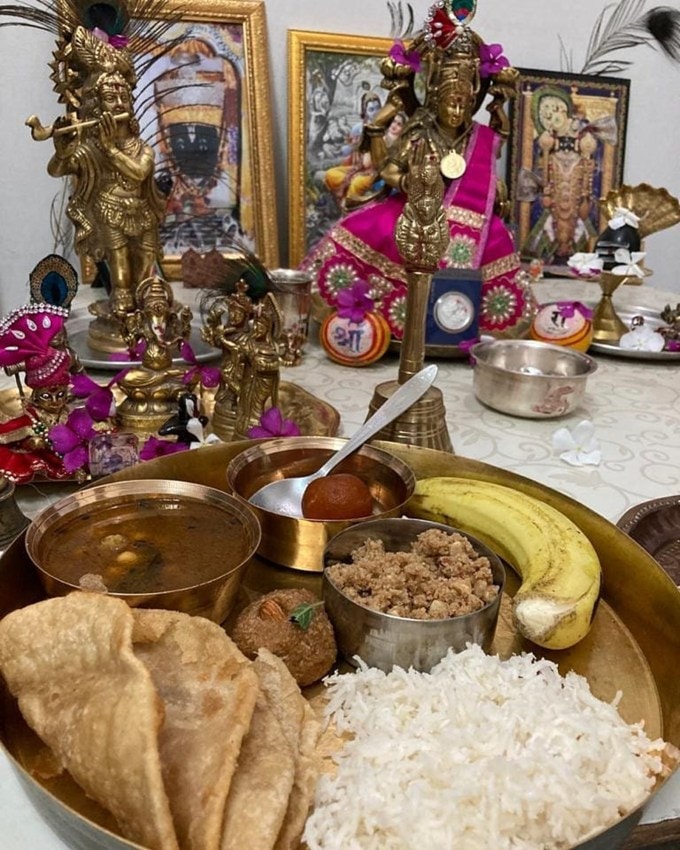 <strong>પૂજાના ફુલ અને પ્રસાગ</strong><br>મહા કુંભ દરમિયાન મંદિરોમાં ચઢાવવામાં આવતા ફૂલ અને પ્રસાદ દિવ્ય માનવામાં આવે છે. આથી પૂજાના ફુલ અને પ્રસાદ ઘરે લાવવાથી ઘરમાં સુખ અને શાંતિ જળવાઈ રહેશે અને જીવનના તમામ દુ:ખમાંથી મુક્તિ મળી શકે છે. (Photo: Social Media)