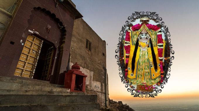 <strong>સરસ્વતી મંદિર, પુષ્કર (રાજસ્થાન)</strong><br>સરસ્વતી દેવીનું પ્રસિદ્ધ મંદિર રાજસ્થાનના પુષ્કરમાં આવેલું છે. પુષ્કરમાં પહાડ પર સાવિત્રી માતાનું મંદિર આવેલું છે. સરસ્વતી દેવી તેને સાવિત્રી માતા પણ કહેવામાં આવે છે. આ સરસ્વતી મંદિર પુષ્કર આવતા પ્રવાસીઓ માટે આકર્ષણનું કેન્દ્ર છે. અદભૂત કોતરણી માટે પ્રખ્યાત આ મંદિર ભગવાન બ્રહ્માના મંદિરની ખૂબ જ નજીક આવેલું છે. (Photo: Rajasthan Tourism)