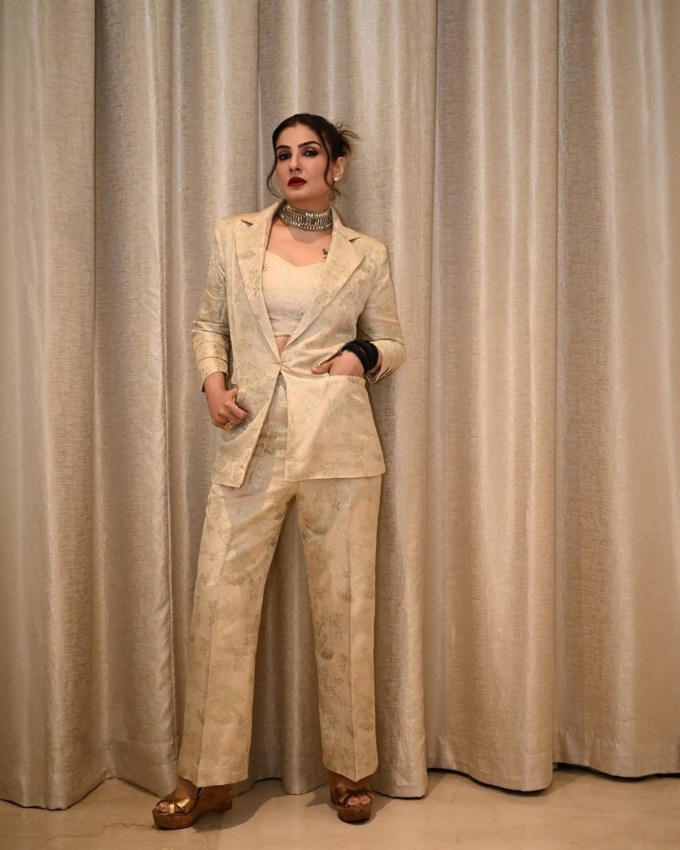 <strong>રવિના ટંડન </strong>: થોડા મહિના પહેલા રવિના ટંડન સાથે લિંચિંગનો જેવો એક મામલો પ્રકાશમાં આવ્યો હતો. તેની કાર ચલાવતા સમયે બે મહિલાઓએ ડ્રાઇવર પર ટક્કર મારવાનો આરોપ લગાવ્યો હતો. રવિનાએ પરિસ્થિતિને સંભાળવાનો પ્રયાસ કર્યો, પરંતુ મહિલાઓ ગુસ્સામાં બિલ્ડિંગમાં ઘૂસી ગઈ અને રવિના પર બૂમો પાડવા લાગી. રવિનાએ તેમને શાંત કરવાનો પ્રયાસ કર્યો પણ તે તેમ કરી શકી નહીં. બાદમાં પોલીસે આવીને પરિસ્થિતિ શાંત કરી હતી. (Photo Source: @officialraveenatandon/instagram)