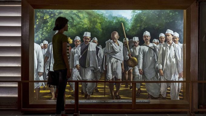 <strong>સાબરમતી આશ્રમ/Sabarmati Ashram</strong><br>સાબરમતી આશ્રમ દુનિયાભરમાં પ્રસિદ્ધ છે. સાબરમતી આશ્રમમાં મહાત્મા ગાંધીજી દ્વારા ઉપયોગમાં લેવાતી ચીજવસ્તુઓ પ્રદર્શનીમાં જોવા મળે છે. સત્યાગ્રહ આશ્રમમાં ગાંધીજીના વિવિધ અંગત પત્રો અને તસવીરો પ્રદર્શિત કરવામાં આવી છે. ઉપાસના મંદિર, મગન નિવાસ, વિનોબા, નંદિની અને કુટિર આશ્રમ પર આવેલી છે. સાબરમતી આશ્રમ હવે એક ઐતિહાસિક સ્થળ છે, જે અસંખ્ય ઐતિહાસિક ઘટનાઓનું સાક્ષી છે. હાલ સાબરમતી આશ્રમનું નવિનિકરણ ચાલી રહ્યું છે. (Photo: Gujarat tourism)