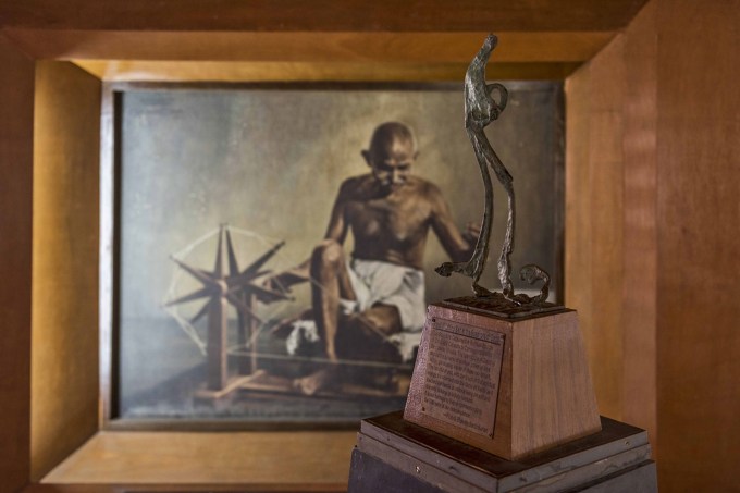 <strong>ગણતંત્ર દિવસની ઉજવણી</strong><br>આ દિવસે જાહેર રજા હોય છે. શાળા કોલેજ અને સરકારી સંસ્થાઓમાં ધ્વજ વંદન સાથે રાષ્ટ્ર ભક્તિના કાર્યક્રમ યોજવામાં આવે છે. તમે આ પ્રજાસત્તાક દિવસ પર અમદાવાદના આ ખાસ સ્થળોની મુલાકાત લઇ ગણતંત્ર દિવસને યાદગાર બનાવી શકો છો. આ સ્થળો પર તમને ભારતની આઝાદીની લડત અને સ્વતંત્રતા સેનાનીઓની અમૂલ્ય યોગદાનની કહાણી જાણવા, જોવા અને સમજવા મળશે. (Photo: Gujarat tourism)