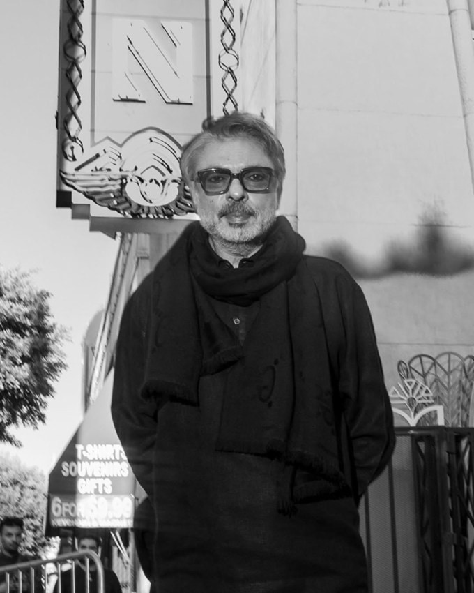 <strong>સંજય લીલા ભણસાલી :</strong> વર્ષ 2018માં સંજય લીલા ભણસાલી પર ફિલ્મ પદ્માવત દરમિયાન હુમલો થયો હતો. કરણી સેનાના સભ્યોએ સેટ પર ઘૂસીને શૂટિંગમાં વિક્ષેપ પાડ્યો અને ભણસાલી પર હુમલો પણ કર્યો. આ ઘટના બાદ ફિલ્મ ઉદ્યોગમાં ભારે રોષ ફેલાયો હતો. (Photo Source: @bhansaliproductions/instagram)