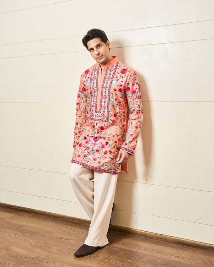 <strong>લવ સ્ટોરી' ક્યારે અને ક્યાંથી શરૂ થઈ? : </strong>સિદ્ધાર્થ-કિયારાની ફિલ્મ 'શેરશાહ' ખૂબ પસંદ કરવામાં આવી હતી. ખાસ કરીને તેમની ઓન-સ્ક્રીન કેમેસ્ટ્રી, પરંતુ ઓન-સ્ક્રીન કેમેસ્ટ્રીની સાથે તેમની ઓફ-સ્ક્રીન કેમેસ્ટ્રી પણ શરૂ થઈ ગઈ હતી. ફિલ્મના શૂટિંગ દરમિયાન તેમના અફેરના ન્યુઝ સામે આવવા લાગ્યા અને અહીંથી તેમની લવ સ્ટોરી શરૂ થઈ હતી.