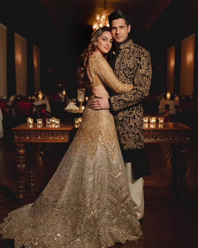 <strong>બંને છુપાઈને મળતાં હતાં</strong> : સિદ્ધાર્થે કહ્યું હતું કે તે કિયારાને મળવા માટે બોલિવૂડની પાર્ટીઓ પસંદ કરતો હતો, જેથી તેની નજર ન પડે, બંને ઘણીવાર એકબીજાને ગુપ્ત રીતે મળતા હતા. એકવાર સિદ્ધાર્થ ખૂબ જ બીમાર હતો, તેમ છતાં પણ તે કિયારાને મળવા માટે જ પાર્ટીમાં આવ્યો હતો. 