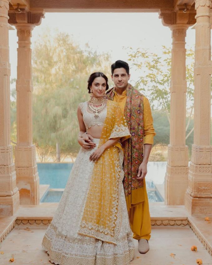 કિયારાને ખૂબ જ ફિલ્મી સ્ટાઇલમાં પ્રપોઝ કર્યું હતું . સિદ્ધાર્થ કિયારાને તેના પરિવાર સાથે રોમના પ્રવાસે લઈ ગયો હતો. રોમમાં જ ડિનર પછી સિદ્ધાર્થે કિયારાને ઘૂંટણિયે પ્રપોઝ કર્યું, જેને જોઈને કિયારા આશ્ચર્યચકિત થઈ ગઈ. સિદ્ધાર્થે કિયારાને ઘૂંટણિયે બેસીને ફિલ્મ 'શેરશાહ'નો ડાયલોગ "દિલ્લી કા સીધા-સાધા લોન્ડા હૂં" કહીને પ્રપોઝ કર્યું હતું, ત્યારબાદ અભિનેત્રીએ તેનો પ્રસ્તાવ સ્વીકારી લીધો હતો. 