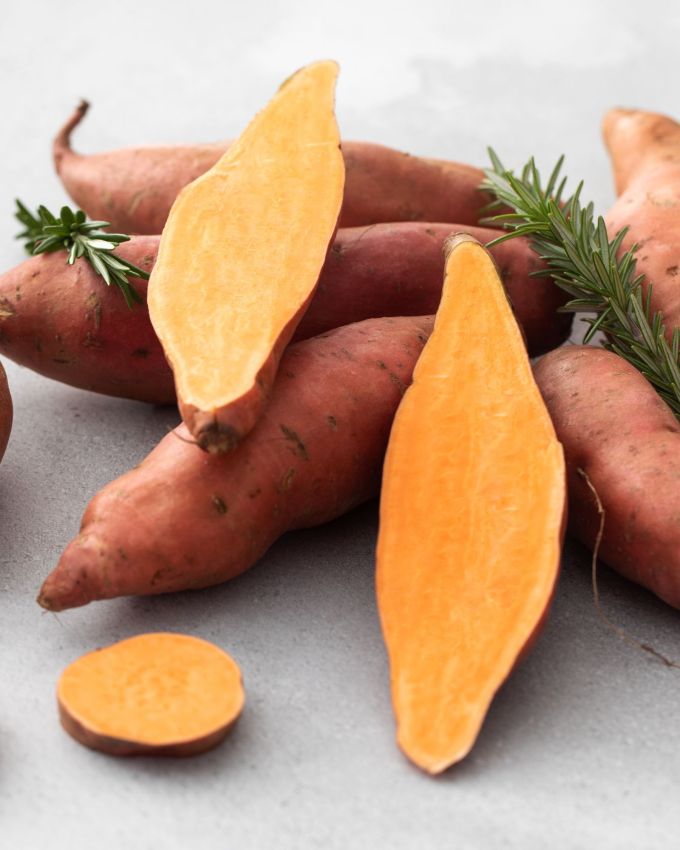 <strong>પાચનતંત્ર સુધારે</strong> : શક્કરિયાનું સેવન પાચનતંત્રને સુધારવામાં મદદ કરે છે કારણ કે તેમાં ઉચ્ચ ફાઇબર હોય છે. તેનું સેવન કરવાથી કબજિયાત અને અપચો જેવી સમસ્યાઓથી રાહત મળે છે. શક્કરિયામાં જોવા મળતા પ્રોટીન પાચન ઉત્સેચકોને વધારવામાં મદદ કરે છે.