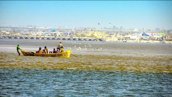 <strong>ત્રિવેણી સંગમ | Triveni Sangam</strong><br>ત્રિવેણી સંગમ પ્રયાગરાજનું સૌથી મહત્વપૂર્ણ ધાર્મિક સ્થળ છે, જ્યાં ત્રણ નદી – ગંગા, યમુન અને સરસ્વતી – મળે છે. આ સ્થળ માત્ર ધાર્મિક મહત્વ જ નથી, પરંતુ તે કુંભ મેળાનું મુખ્ય આકર્ષણ પણ છે. અહીં સ્નાન કરવાથી વ્યક્તિને પાપોમાંથી મુક્તિ મળે છે અને આ સ્થાન ભારતીય સંસ્કૃતિમાં વિશેષ પૂજનીય છે. (Photo: prayagrajsangam.in)