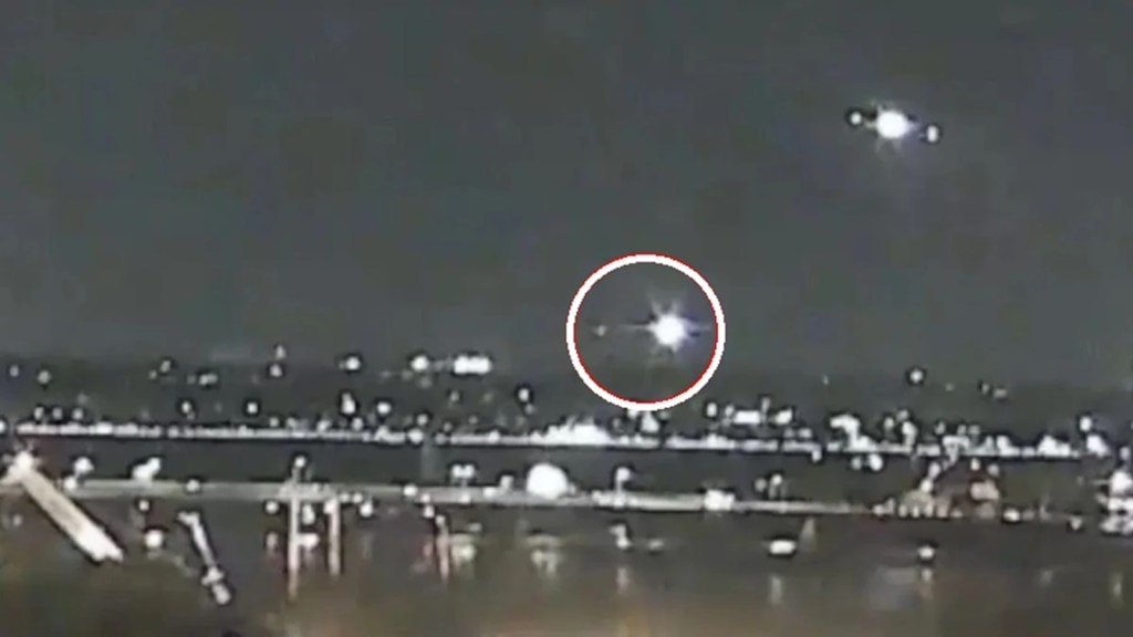 USA Plane Crash: અમેરિકામાં હેલિકોપ્ટર અને પ્લેન અથડાયા, ક્રેશ થયા બાદ બંને નદીમાં પડ્યા USA Plane Crash: અમેરિકામાં હેલિકોપ્ટર અને પ્લેન અથડાયા, ક્રેશ થયા બાદ બંને નદીમાં પડ્યા