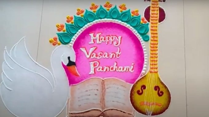 વસંત પંચમીના દિવસે બાળકો પોતાની સ્કૂલમાં રંગોળી પણ બનાવે છે. આવી સ્થિતિમાં, જો તમે પણ આ દિવસે રંગોળી બનાવવા માંગતા હોવ તો અમે તમારા માટે કેટલીક શ્રેષ્ઠ રંગોલી ડિઝાઇન લાવ્યા છીએ, જે તમે તમારી શાળા, ઘર અથવા અન્ય સ્થળોએ બનાવી શકો છો.(તસવીર - સોશિયલ મીડિયા)