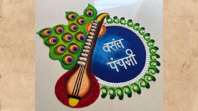 તમે વસંત પંચમીના દિવસે આ રંગોળી બનાવી શકો છો. તે જોવામાં ઘણી યૂનિક છે. આ રંગોળીમાં કળા અને શિક્ષાના દેવી મા સરસ્વતીના હાથમાં જે વીણા હોય છે. તેની આ રંગોળીમાં બનાવવામાં આવી છે. વીણા કલાનું પ્રતિનિધિત્વ કરે છે. સાથે જ આ રંગોળીમાં વસંત પંચમી પણ લખવામાં આવ્યું છે, જે ઘણું સારું લાગે છે.(તસવીર - સોશિયલ મીડિયા)