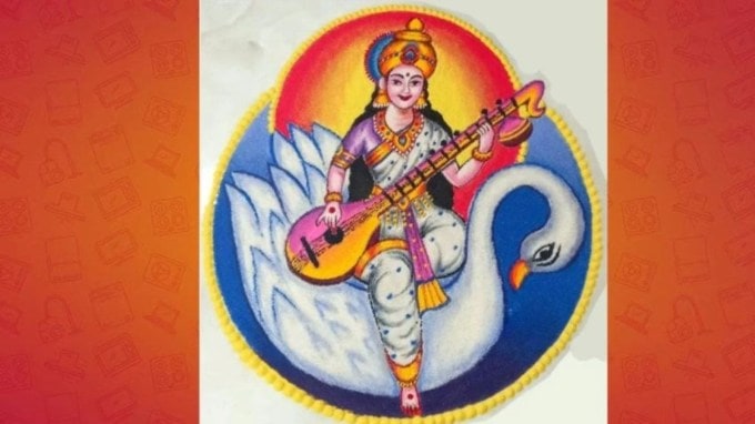 આ રંગોળીમાં દેવી સરસ્વતી હંસ પર સવાર છે અને પોતાના હાથમાં વીણા છે. તમે તેને સરળતાથી તમારા ઘરના મુખ્ય દ્વાર પર બનાવી શકો છો. (તસવીર - સોશિયલ મીડિયા)