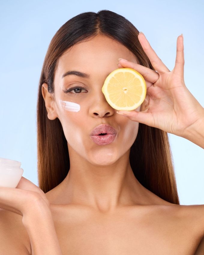 <strong>વિટામિન સી :</strong> વિટામિન સીની ઉણપથી સ્કિન પર કરચલીઓ, ડાર્ક સ્પોટ્સ અને સોજો આવે છે. તેથી આ વિટામિનનું સેવન કરવું જરૂરી છે, જે સ્કિનની સ્થિતિસ્થાપકતા ઘટાડે છે. આ વિટામિનમાં એન્ટીઓક્સીડેન્ટ હોય છે જે ત્વચા તેમજ સમગ્ર શરીરને સ્વસ્થ રાખવામાં મદદ કરે છે. વિટામિન સી કુદરતી રીતે કેટલાક ઔષધીય તત્વો ધરાવે છે જે ત્વચાના રંગને સુધારવામાં મદદ કરે છે. આ વિટામીનમાં હાજર એન્ટી-ઈન્ફ્લેમેટરી ગુણોને કારણે ત્વચા હળવી રહે છે.